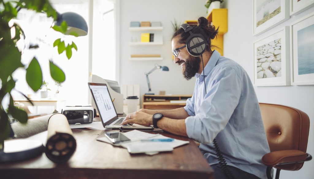 Working at home Homme barbu travaille sur bureau