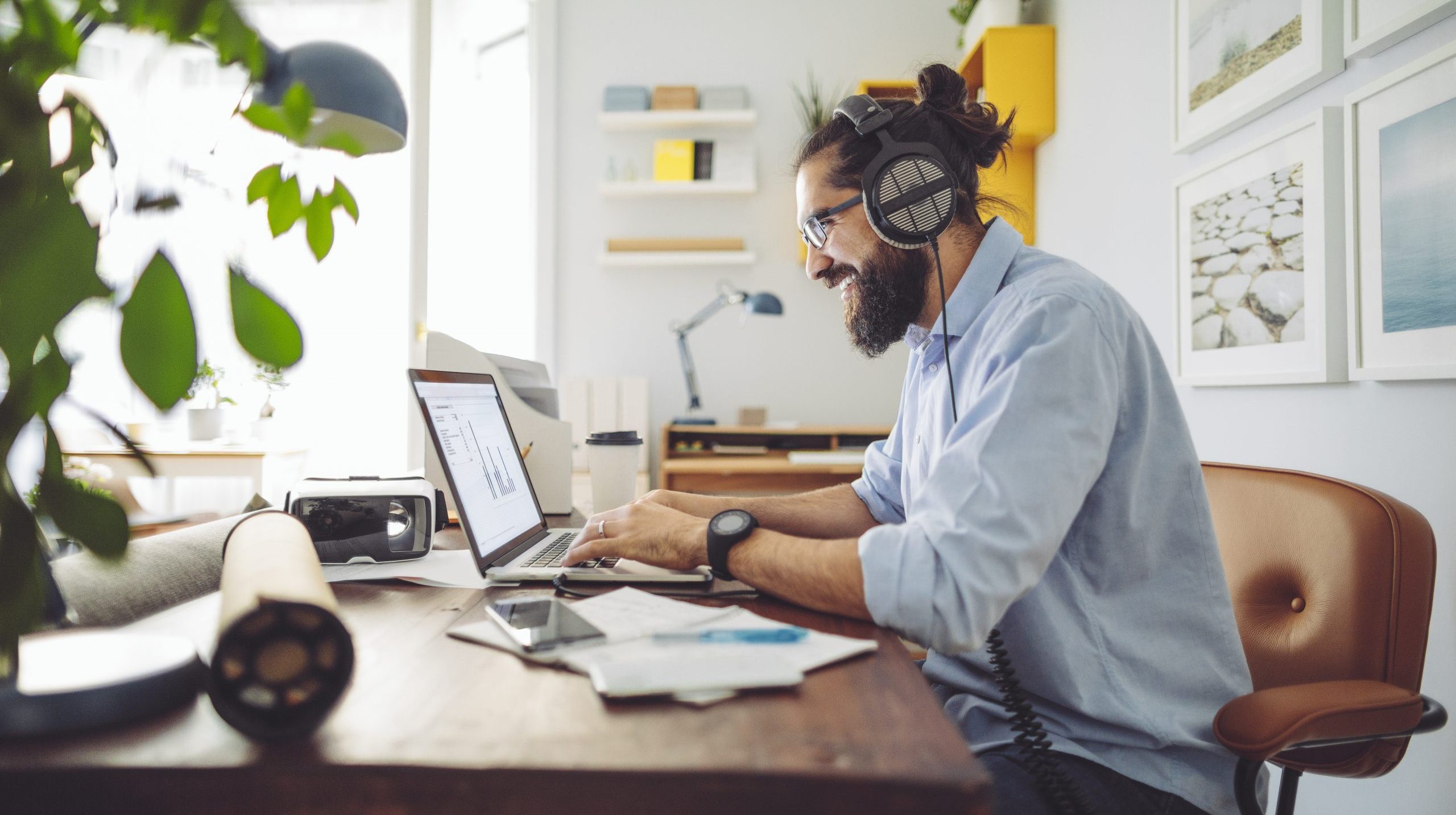 Homme barbu travaille sur bureau